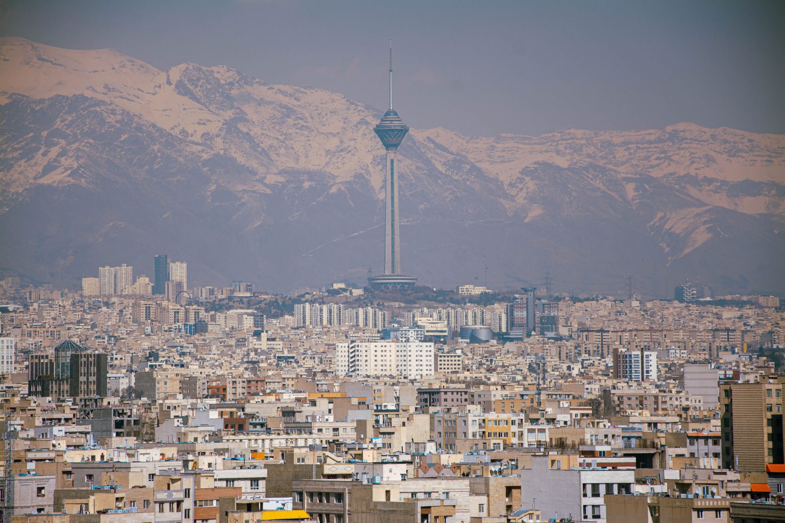 نمای شهر تهران، برج میلاد و ارتفاعات البرز