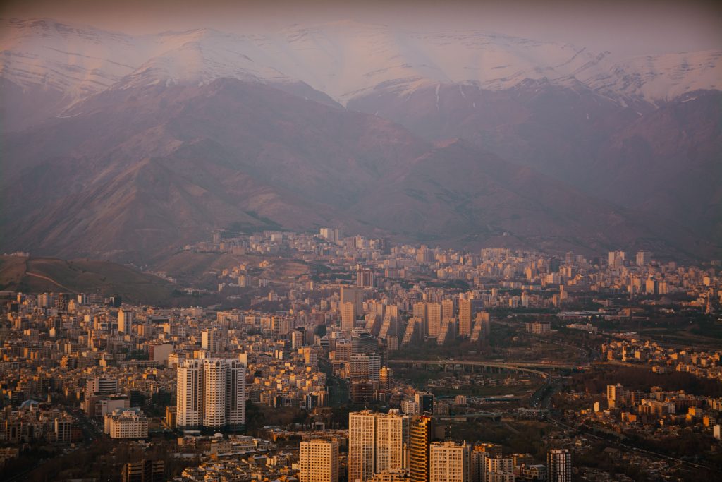 نمای گستردهٔ بافت شهری تهران و ارتفاعات پیرامون